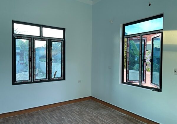 Cửa sổ kính cường lực phù hợp với nhiều không gian nội thất.