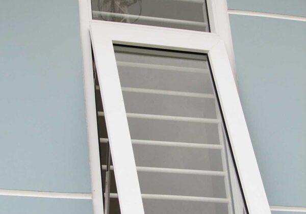 Một mẫu cửa sổ kính cường lực thường được sử dụng cho không gian nhỏ.