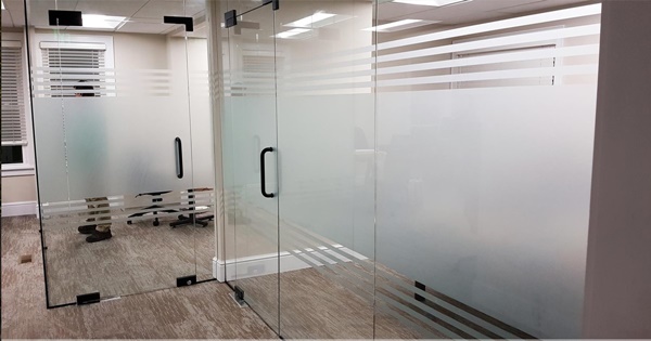 Cửa kính cường lực mờ tạo nên sự riêng tư trong nhiều không gian nội thất.