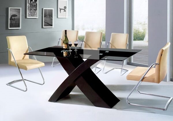 Mẫu kính cường lực màu đen cho mặt bàn ăn ấn tượng.