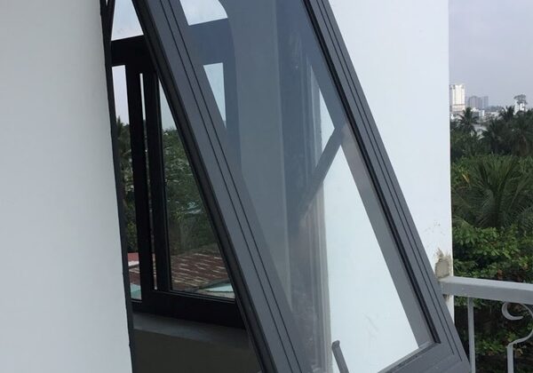 Cửa sổ hất dùng kính cường lực đen khung nhôm.