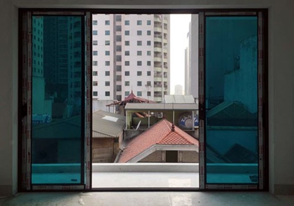 Một công trình cửa kính cường lực xanh đen được Việt Phong thi công.