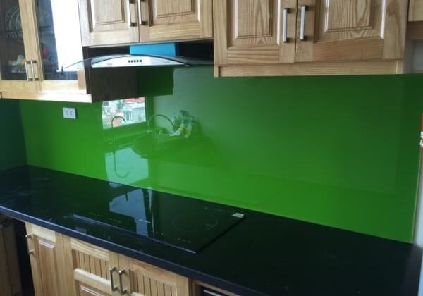 Kính cường lực màu xanh lá được sử dụng làm kính ốp bếp.