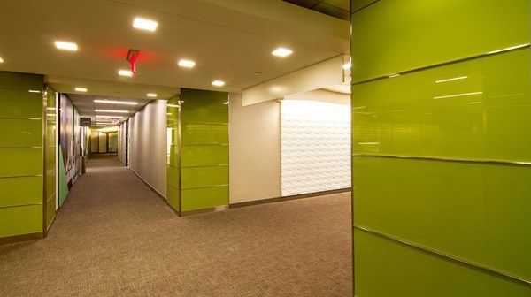 Mẫu ốp tường văn phòng bằng kính cường lực màu xanh lá cây.