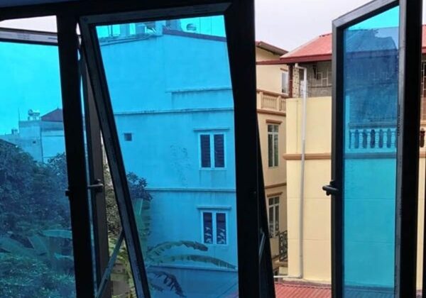Một công trình cửa kính cường lực màu xanh nước biển được Việt Phong thi công.