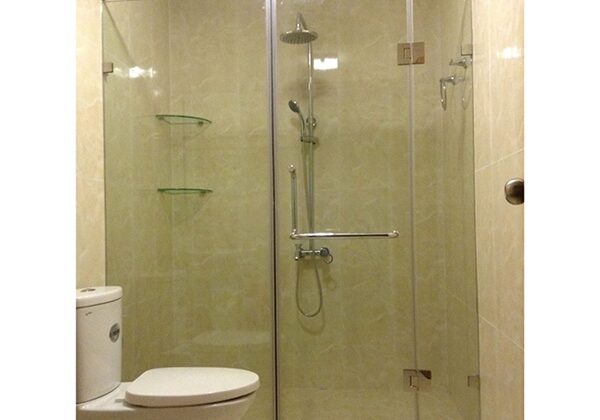 Vách kính nhà tắm cửa lùa giúp tiết kiệm diện tích tối ưu.